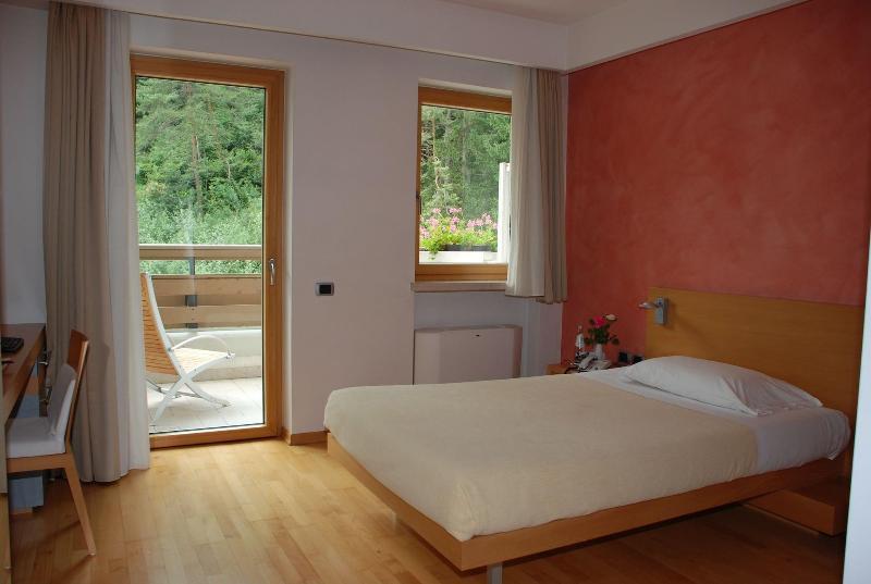 Grand Hotel Terme Di Comano โกมาโนแตร์เม ภายนอก รูปภาพ
