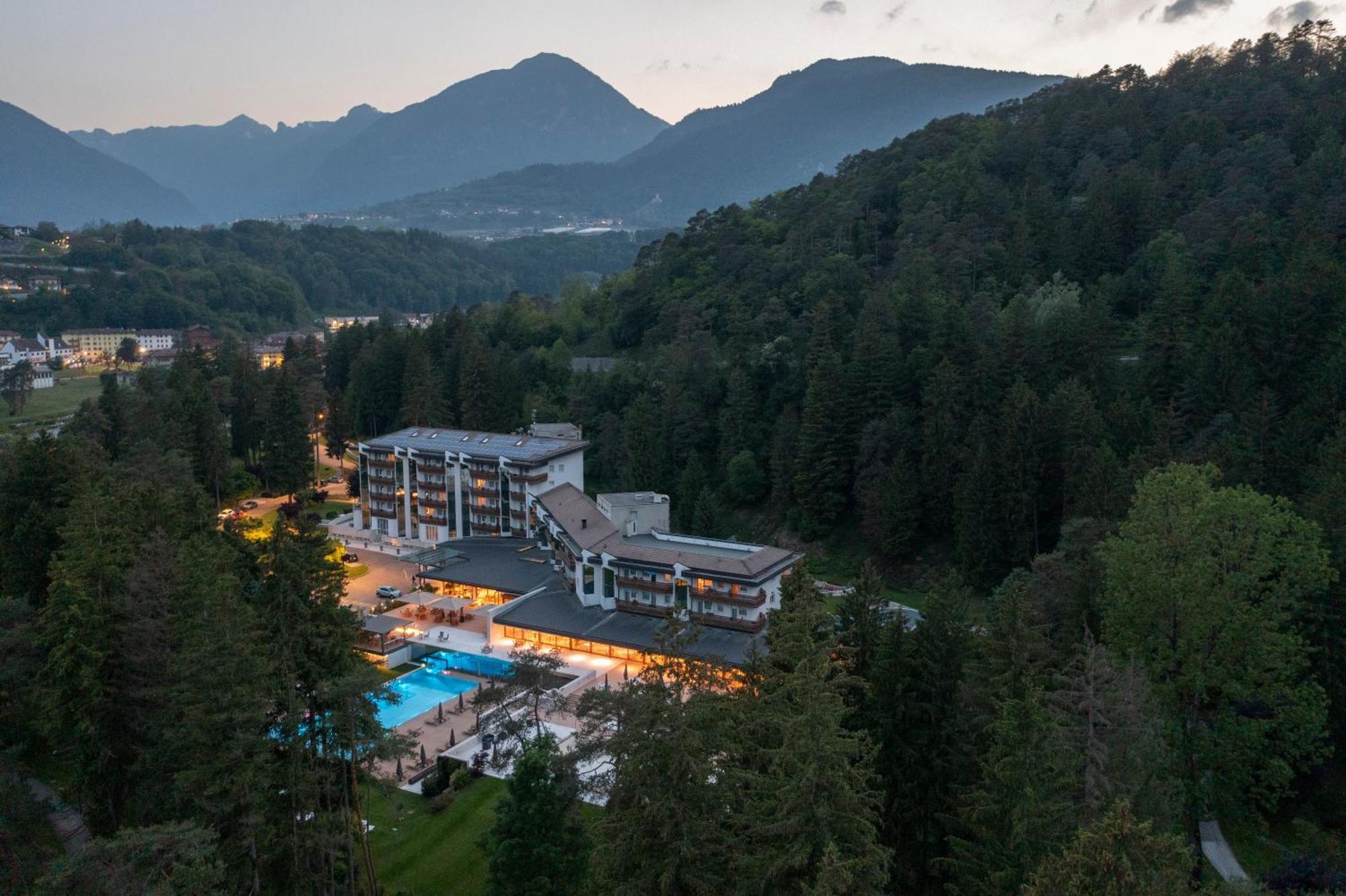 Grand Hotel Terme Di Comano โกมาโนแตร์เม ภายนอก รูปภาพ