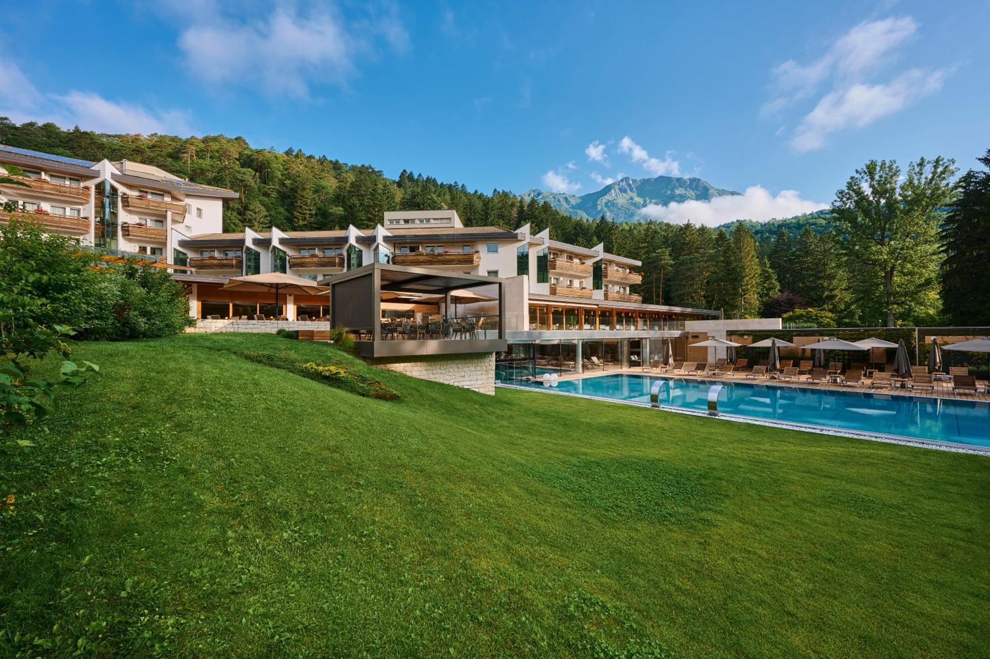 Grand Hotel Terme Di Comano โกมาโนแตร์เม ภายนอก รูปภาพ